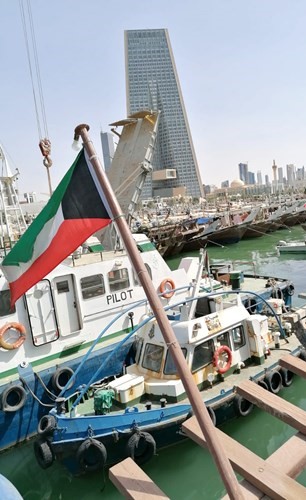 سفن الصيد الكويتية رابضة في النقعة في ظل الحظر الكلي وغياب آلية خروج الصيادين وتعطيل الأسواق