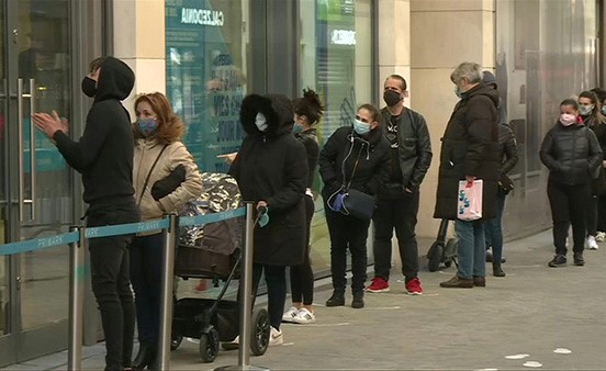 بالفيديو.. المتاجر في بلجيكا تعيد فتح أبوابها مع الحفاظ على مسافة التباعد الإجتماعي