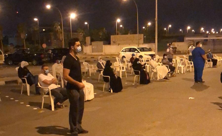  عدد من الأهالي ينتظرون إجراء المسحات