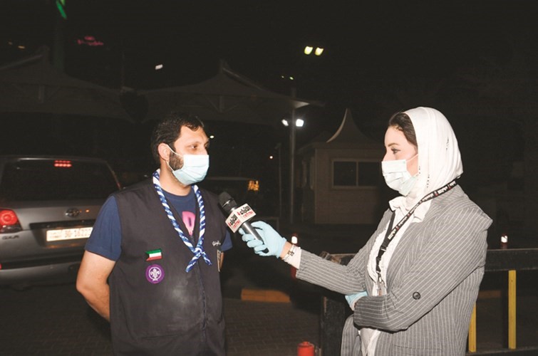 رئيس الفريق الكشفي محمد الفودري متحدثا إلى الزميلة آلاء خليفة