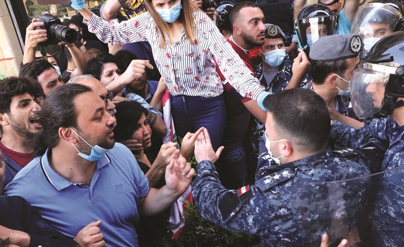 اشكالات وتدافع بين القوى الامنية ومحتجين خلال اعتصامهم امام وزارة الاقتصاد رفضا للفوضى في أسعار السلع	(محمود الطويل)