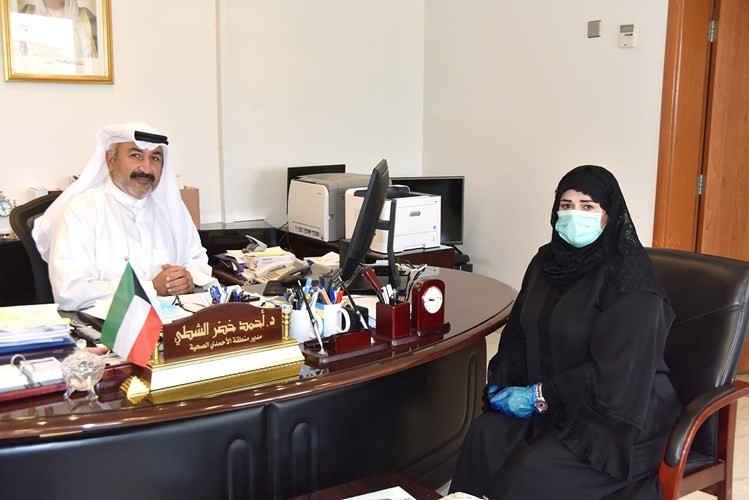 مدير منطقة الأحمدي الصحية د. أحمد الشطي متحدثا إلى الزميلة حنان عبدالمعبود
