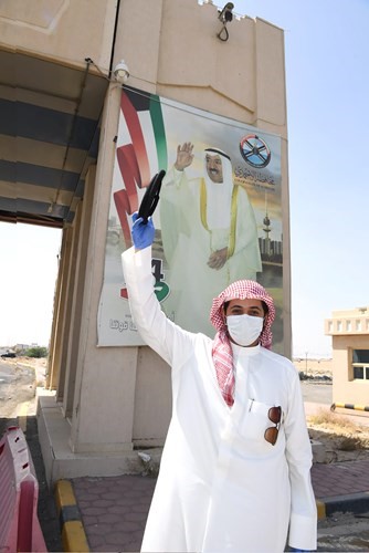 أحد المواطنين القادمين من السعودية لدى وصوله الى منفذ النويصيب