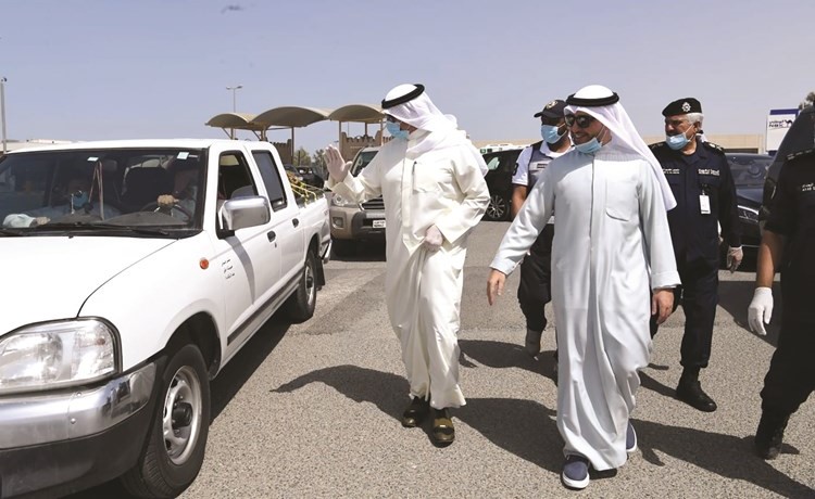 الشيخ د.أحمد ناصر المحمد خلال جولته في منفذ النويصيب