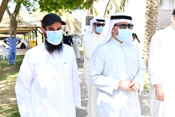 الشيخ د.احمد ناصر المحمد وم.عبد العزيز الطشة خلال الجولة في محجر الخيران