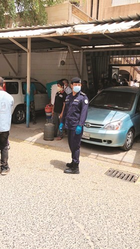 المقدم حمدان العجمي اشرف على توزيع الغاز والخبز