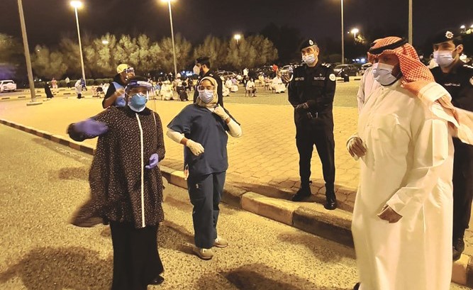 الشيخ طلال الخالد خلال متابعة عمل فريق المسح الميداني