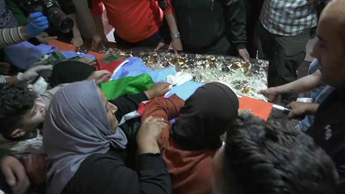 بالفيديو.. تشييع فتى فلسطيني برصاص الجيش الاسرائيلي اثناء مواجهات بالضفة الغربية المحتلة