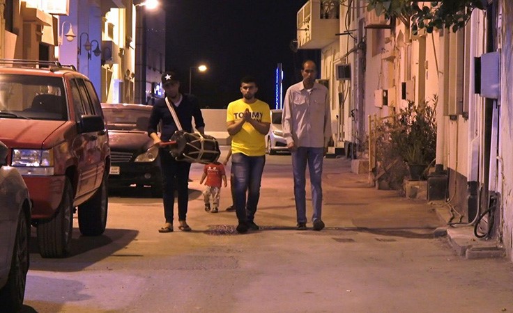 بالفيديو.. الحياة في ظل كورونا المستجد مادة غنائية لإيقاظ المتسحرين في البحرين