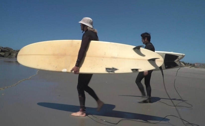 بالفيديو.. إعادة فتح شاطئ فينيسيا في كاليفورنيا أمام راكبي الأمواج