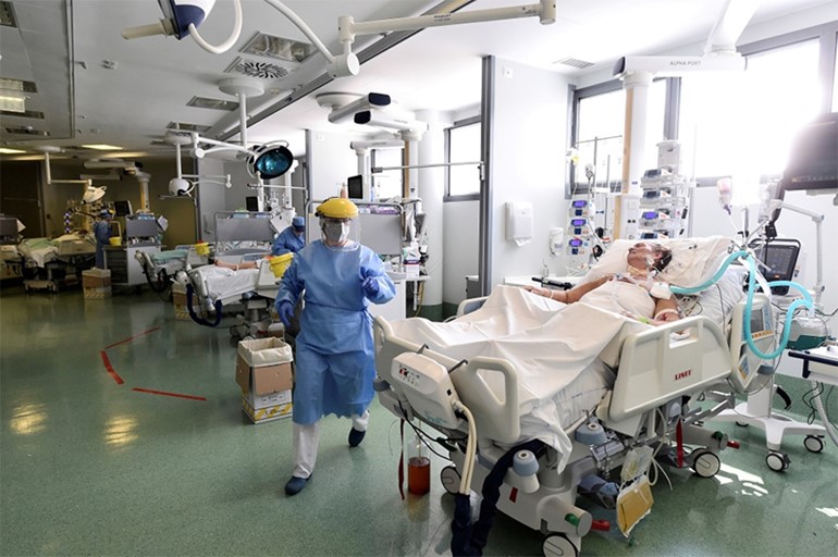 أحد مرضى كورونا يتلقى العلاج في وحدة العناية المركزة في بيرغامو بايطاليا رويترز