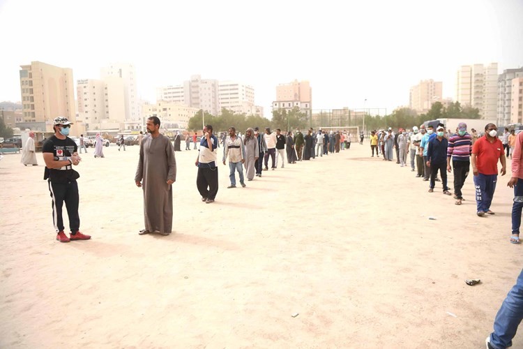 جموع في انتظار تسلم الوجبات الغذائية