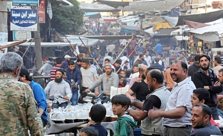 سوريون يشترون المشروبات الرمضانية في اريحا		(أ.ف.پ)