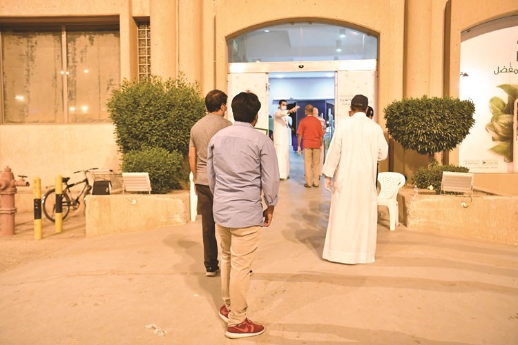 قياس حرارة المتسوقين
