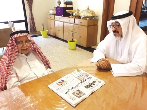  العم محمد صالح الابراهيم مع الزميل يوسف عبد الرحمن في احد اللقاءات