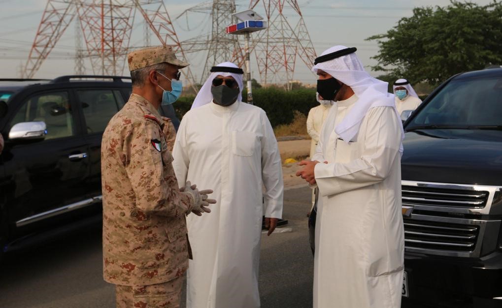 وزيرا الدفاع والداخلية يتفقدان عدداً من النقاط الأمنية التابعة لوزارة الدفاع في الأحمدي