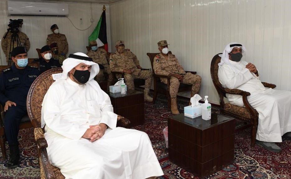 وزيرا الدفاع والداخلية يتفقدان عدداً من النقاط الأمنية التابعة لوزارة الدفاع في الأحمدي