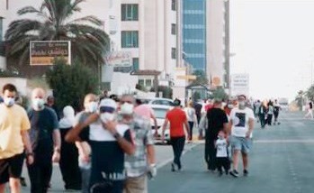 مواطنون ووافدون خلال ممارسة الرياضة أثناء فترة السماح