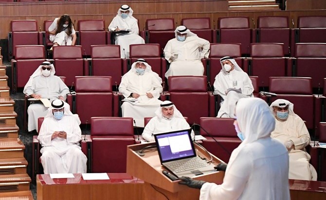 صالح عاشور وبعض النواب أثناء الاجتماع