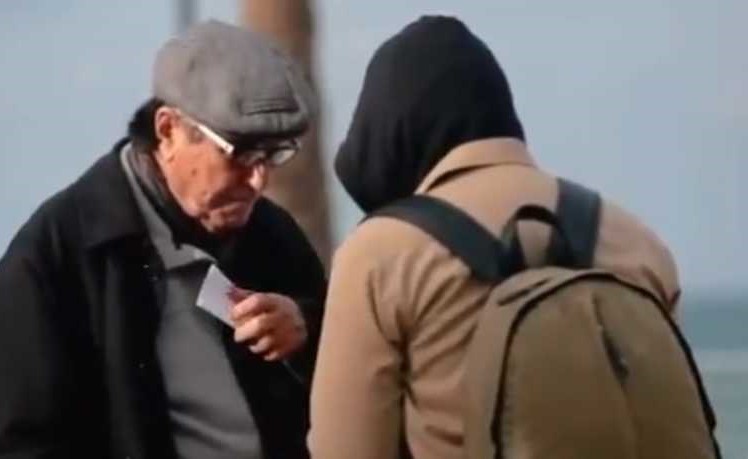 مؤذية و مهينة".. انتقادات لبرنامج مساعدات تلفزيوني بعد إعلانه عن مساعدة فنان لبناني مشهور