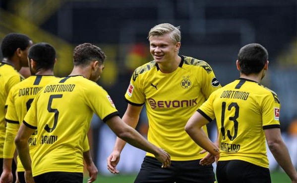 بالفيديو.. لاعبو دورتموند يحافظون على تقاليدهم بتحية الجماهير الغائبة بسبب كورونا