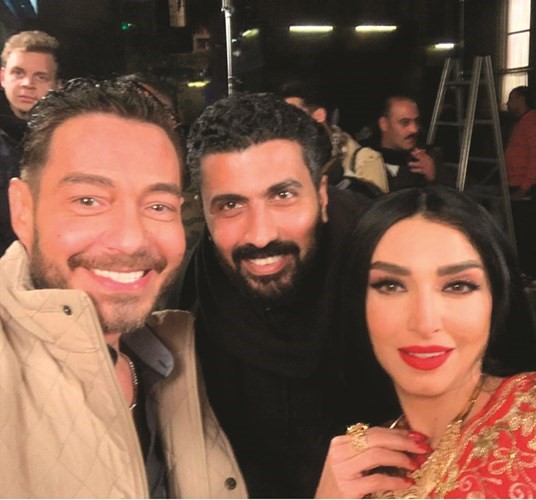 المخرج محمد سامي يتوسط احمد زاهر وروچينا