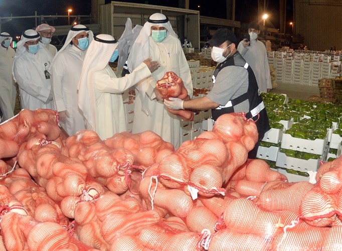 محمد الجبري وعبدالله الدماك ومتابعة توافر البصل وغيره من المنتجات الزراعية خلال الجولة