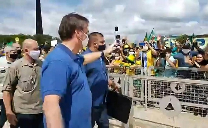 بالفيديو.. بولسونارو يحيي أنصارا له احتشدوا خارج مقر الرئاسة متحدياً قاعدة التباعد الاجتماعي