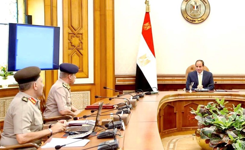 جانب من اجتماع الرئيس عبدالفتاح السيسي والقائد العام للقوات المسلحة وزير الدفاع والإنتاج الحربي ورئيس هيئة عمليات القوات المسلحة ورئيس الهيئة الهندسية للقوات المسلحة وقائد المنطقة المركزية العسكرية