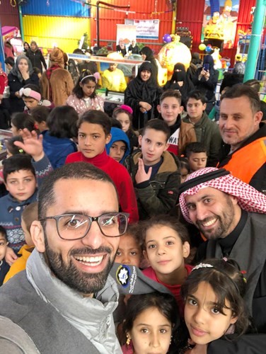 عبدالله الرويشد يتوسط الأيتام في صورة ارشيفية