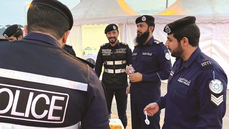 ضباط وضباط صف امن حولي تجمعوا حول مأدبة افطار في حولي