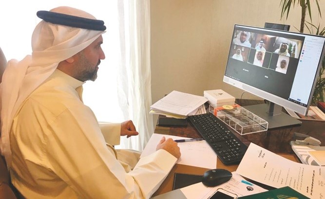 عبدالله الكندري خلال مشاركته في اجتماع لجنة البيئة أونلاين