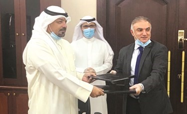 الشيخ يوسف العبدالله الصباح وعبدالكريم تقي خلال توقيع مذكرة التفاهم
