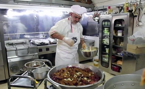 بالفيديو.. متطوعون جزائريون يحضرون الطعام للعمال الصحيين والمحتاجين