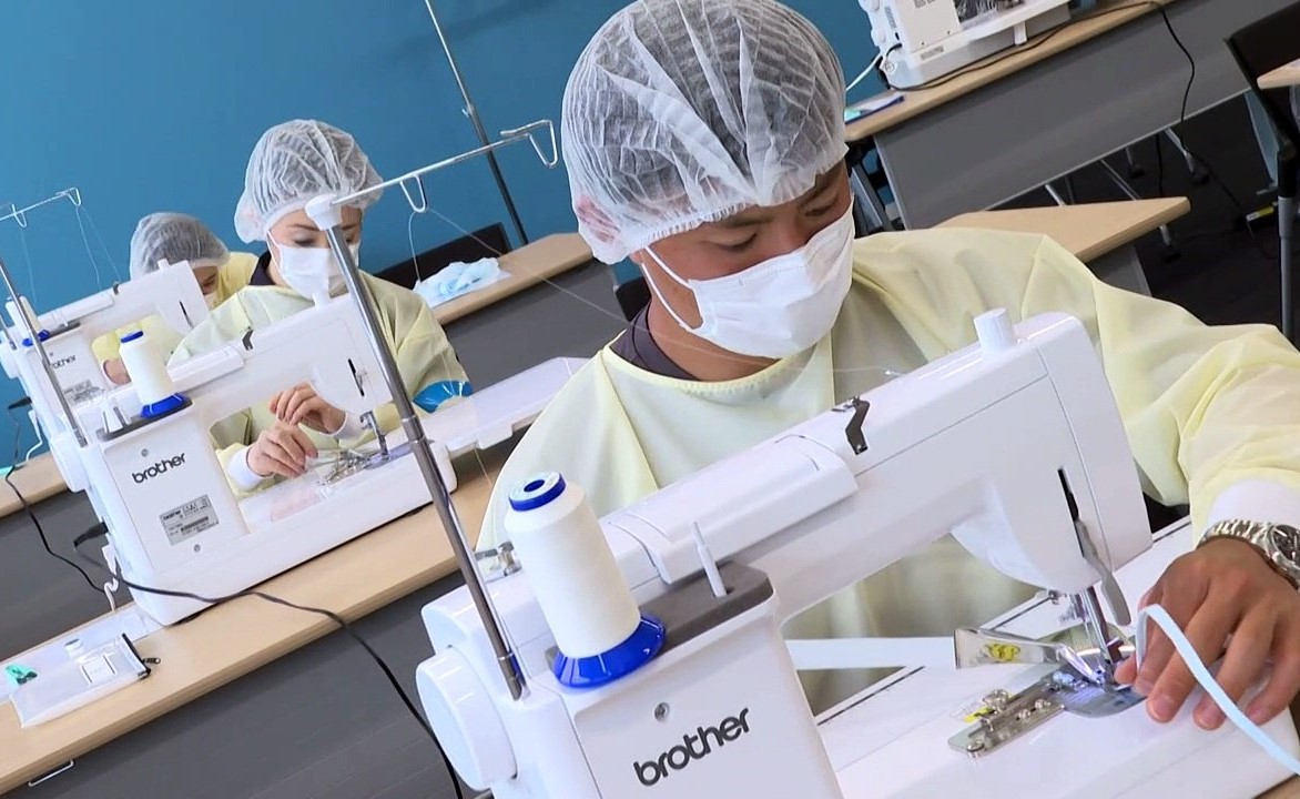 بالفيديو.. موظفو شركة طيران يابانية يصنعون أقنعة واقية للعمال الصحيين