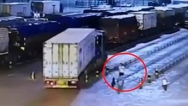 بالفيديو.. انفجار مفاجئ يُصيب رجلًا كان يسير بجوار شاحنة عملاقة