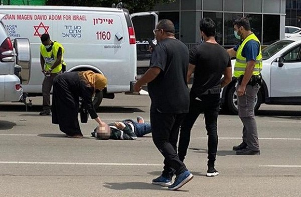 بالفيديو.. مشهد مؤثر لفلسطيني يسجد مكان استشهاد نجله