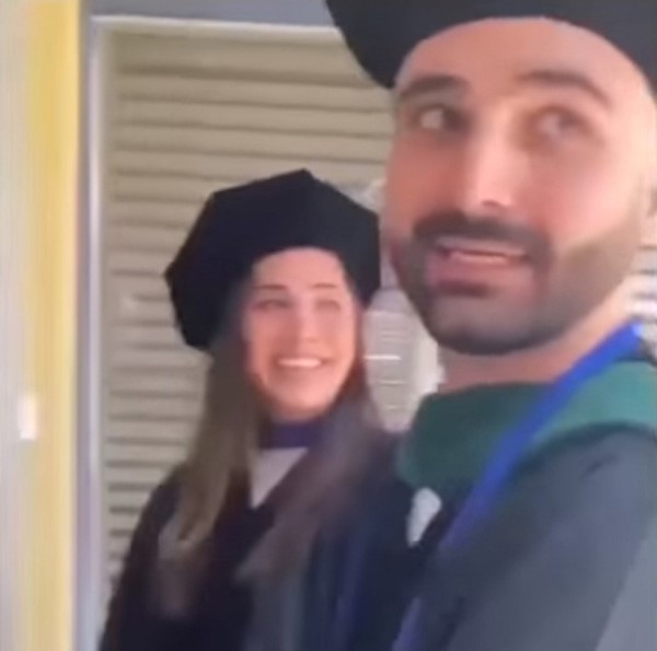 فيديو مؤثر لحفيدين يحتفلان بالتخرج مع جدهما المحجور صحياً