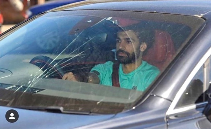 الزجاج الامامي لسيارة محمد صلاح محطم خلال دخوله لمركز التدريبات