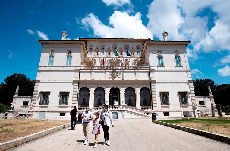 زوار يخرجون من متحف بورغيزي في روما بعد اعادة فتح أبوابه	(ا.ف.پ)