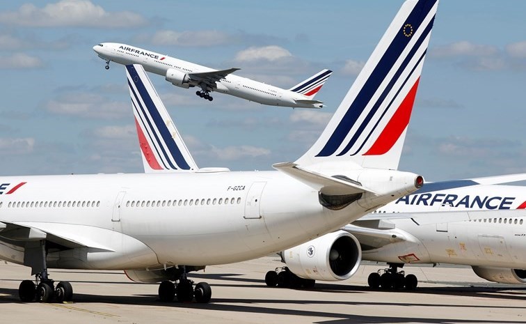 احدى طائرات الخطوط الفرنسية تقلع من مطار شارل ديغول (رويترز)