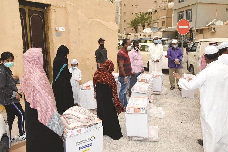جانب من أسر الجاليات المستفيدة من حملة فزعة للكويت