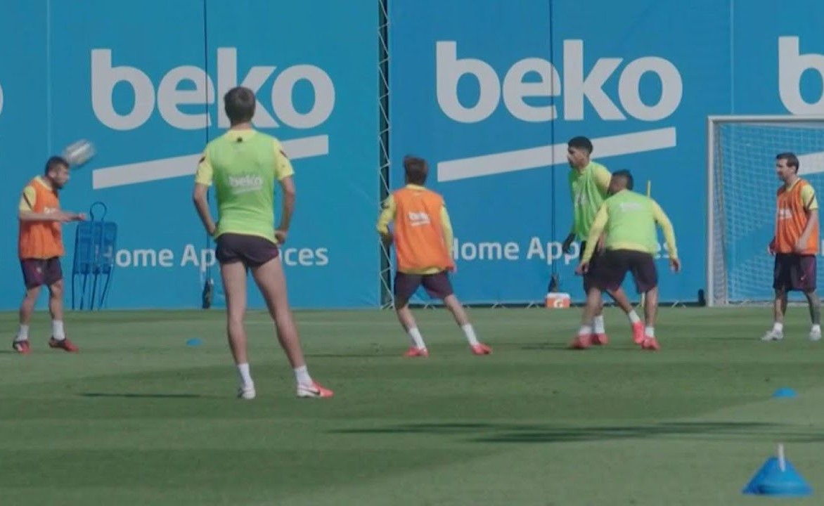 بالفيديو.. فريق برشلونة يواصل تدريباته بمجموعات من 10 لاعبين