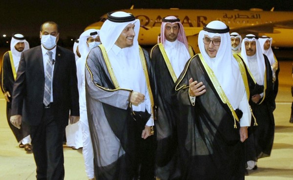 الشيخ د.أحمد الناصر مستقبلا نائب رئيس الوزراء وزير الخارجية القطري