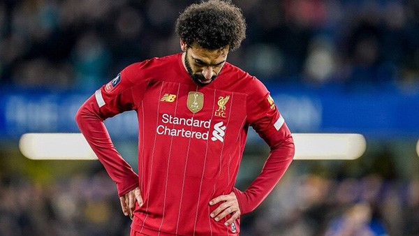 بالصور.. الزجاج الأمامي المكسور لسيارة محمد صلاح يثير قلق محبيه