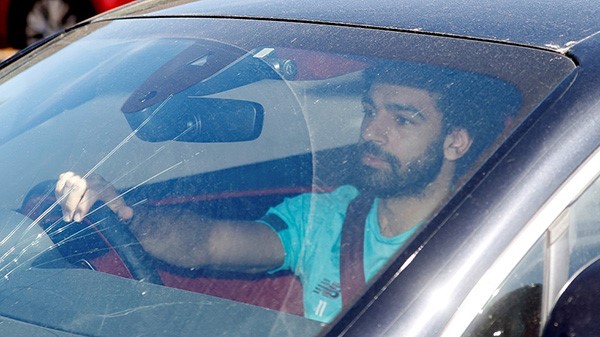بالصور.. الزجاج الأمامي المكسور لسيارة محمد صلاح يثير قلق محبيه
