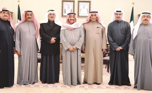 الراحل جاسم الخرافي لدى استقباله لرئيس النادي وأعضاء مجلس الإدارة