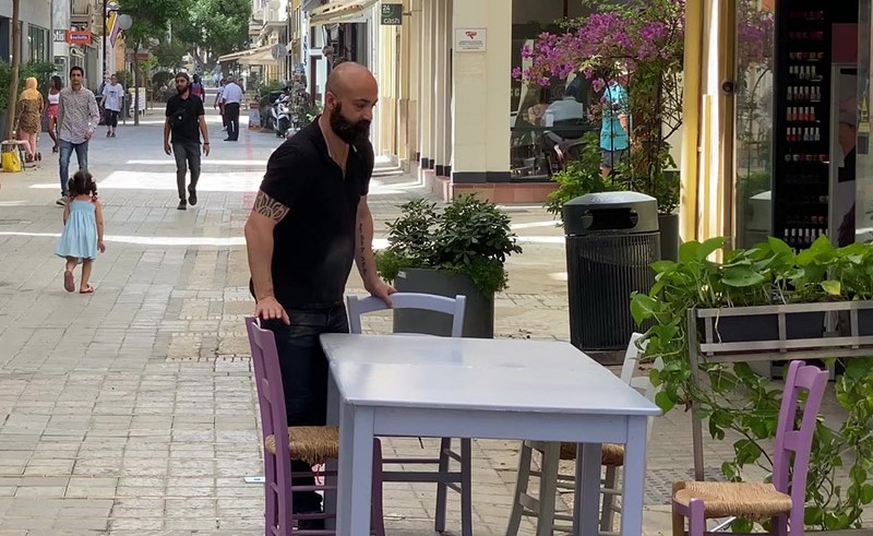 بالفيديو.. الحياة تعود تدريجاً إلى قبرص مع إنهاء تدابير الإغلاق العام... والمطاران ينتظران