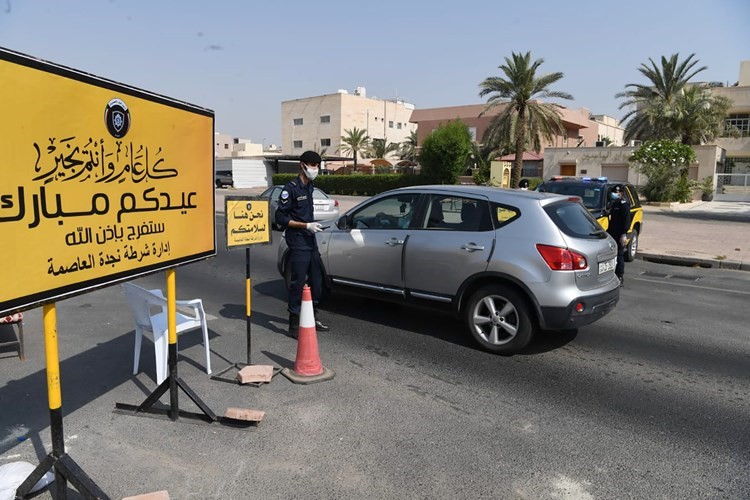 رجال الامن يمارسون عملهم صباحا رغم ارتفاع درجات الحرارة