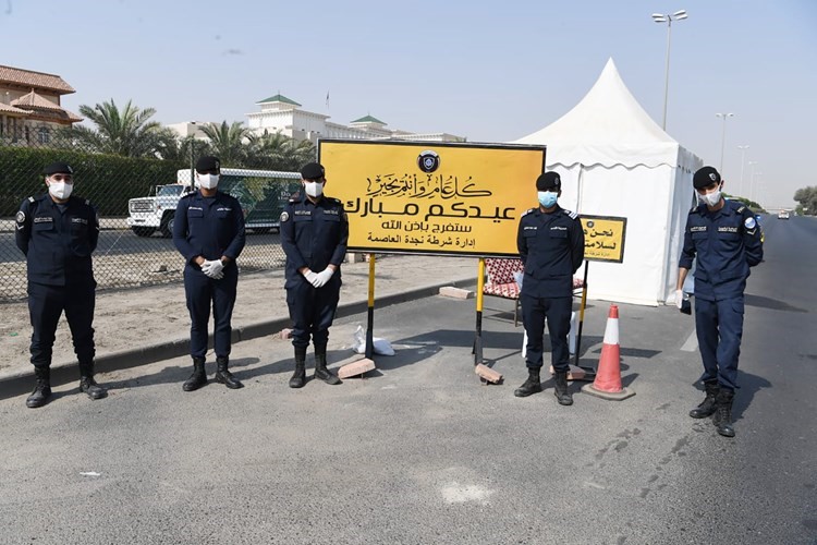 عدد من رجال الامن في نقطة تفتيش وتبدو خلفهم المباركة بالعيد	(هاني الشمري)